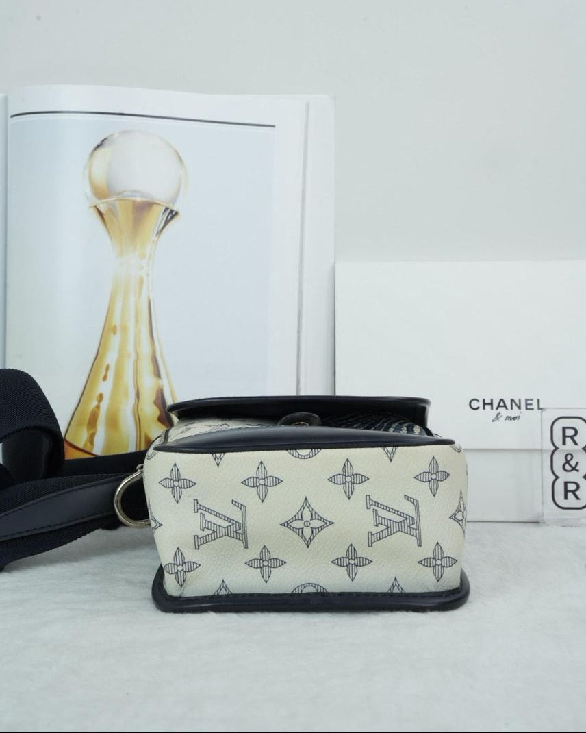 Louis Vuitton Chapman Messenger - Savane Monogram - View 5