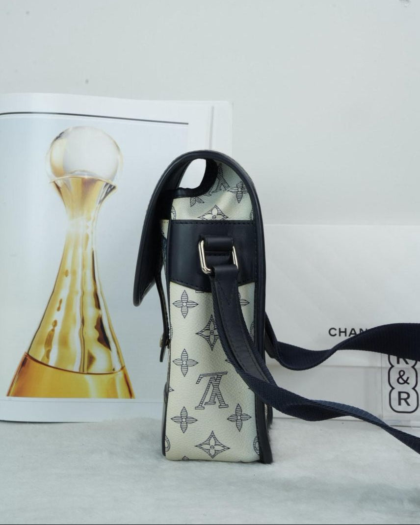 Louis Vuitton Chapman Messenger - Savane Monogram - View 3