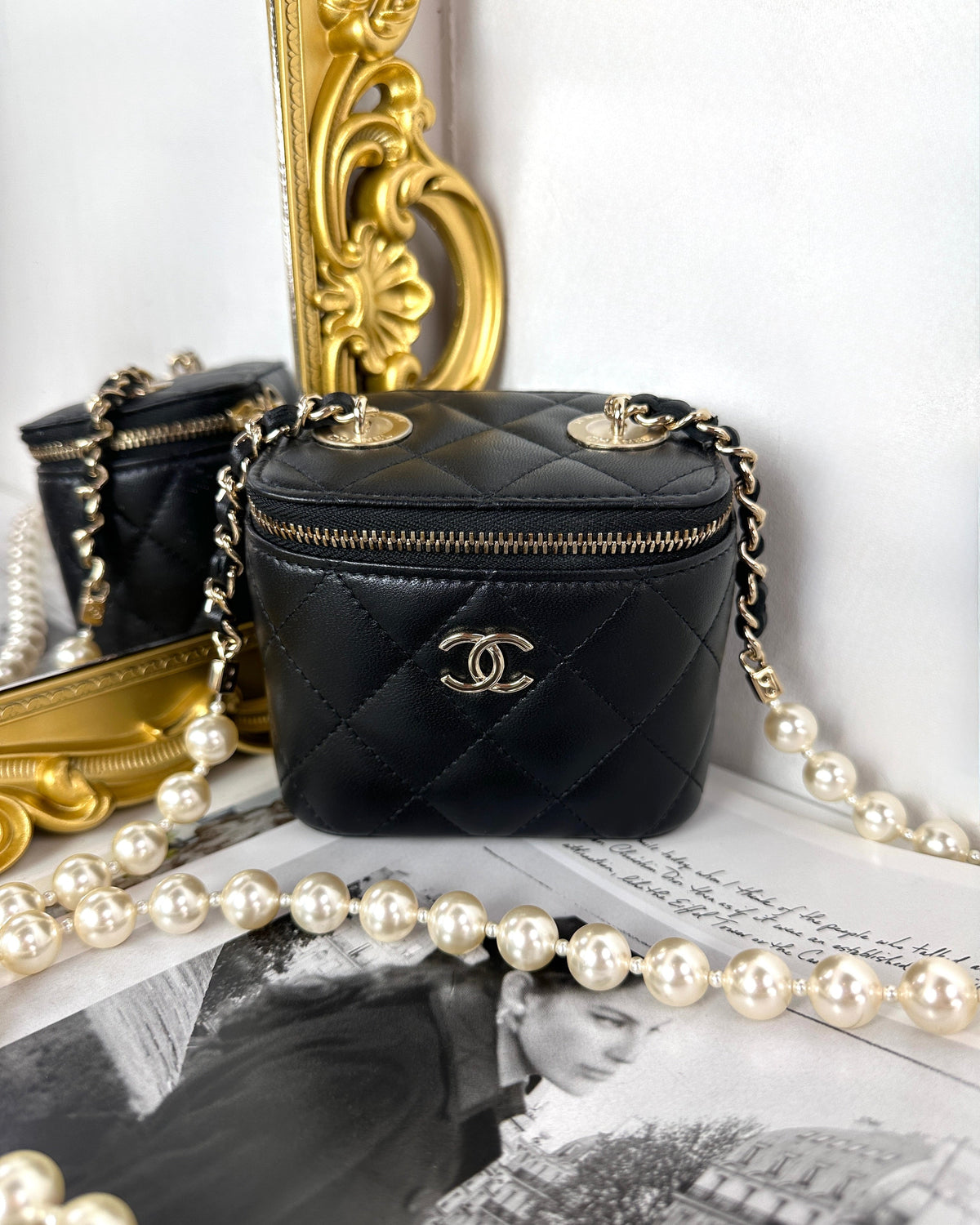 Chanel Pre-Owned Vanity Case with Pearl Chain - Black - View 1