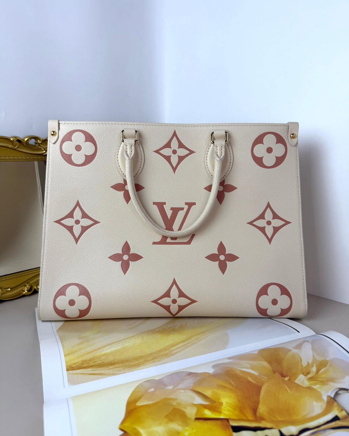 Louis Vuitton OnTheGo MM Bag - Crème, Rose Trianon - View 2
