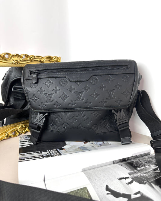 Louis Vuitton Messenger Voyager PM - Black - View 1