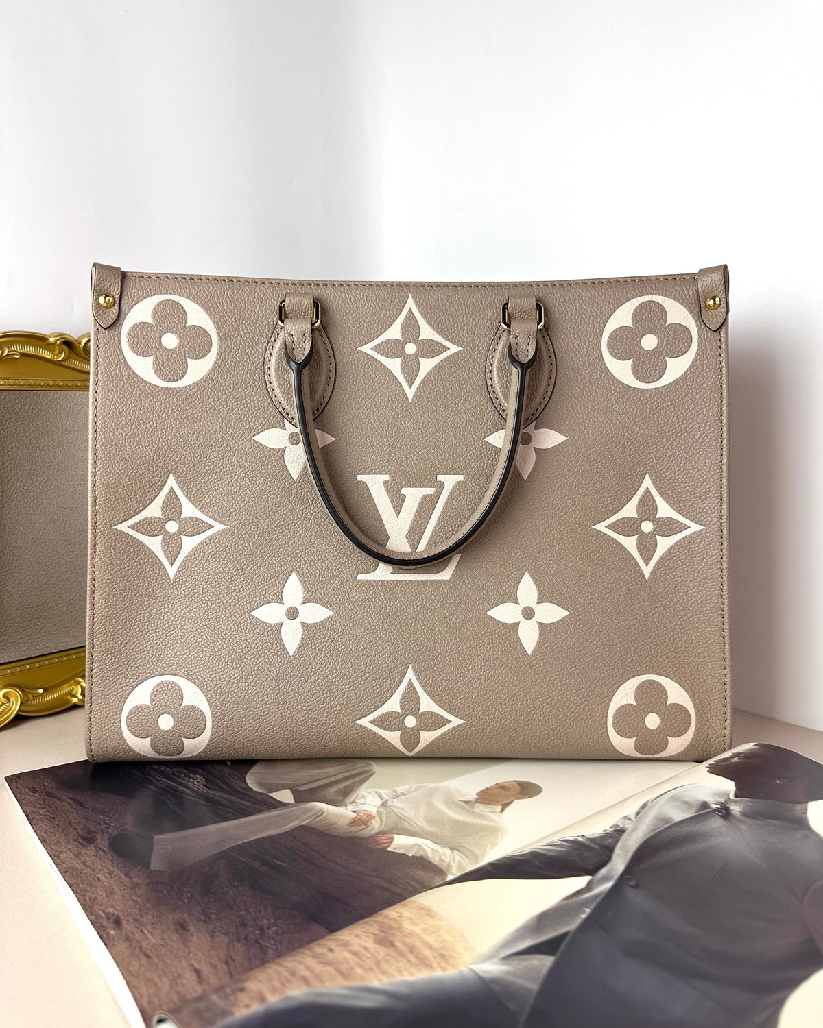 Louis Vuitton OnTheGo MM Bag - Tourterelle, Crème - View 1