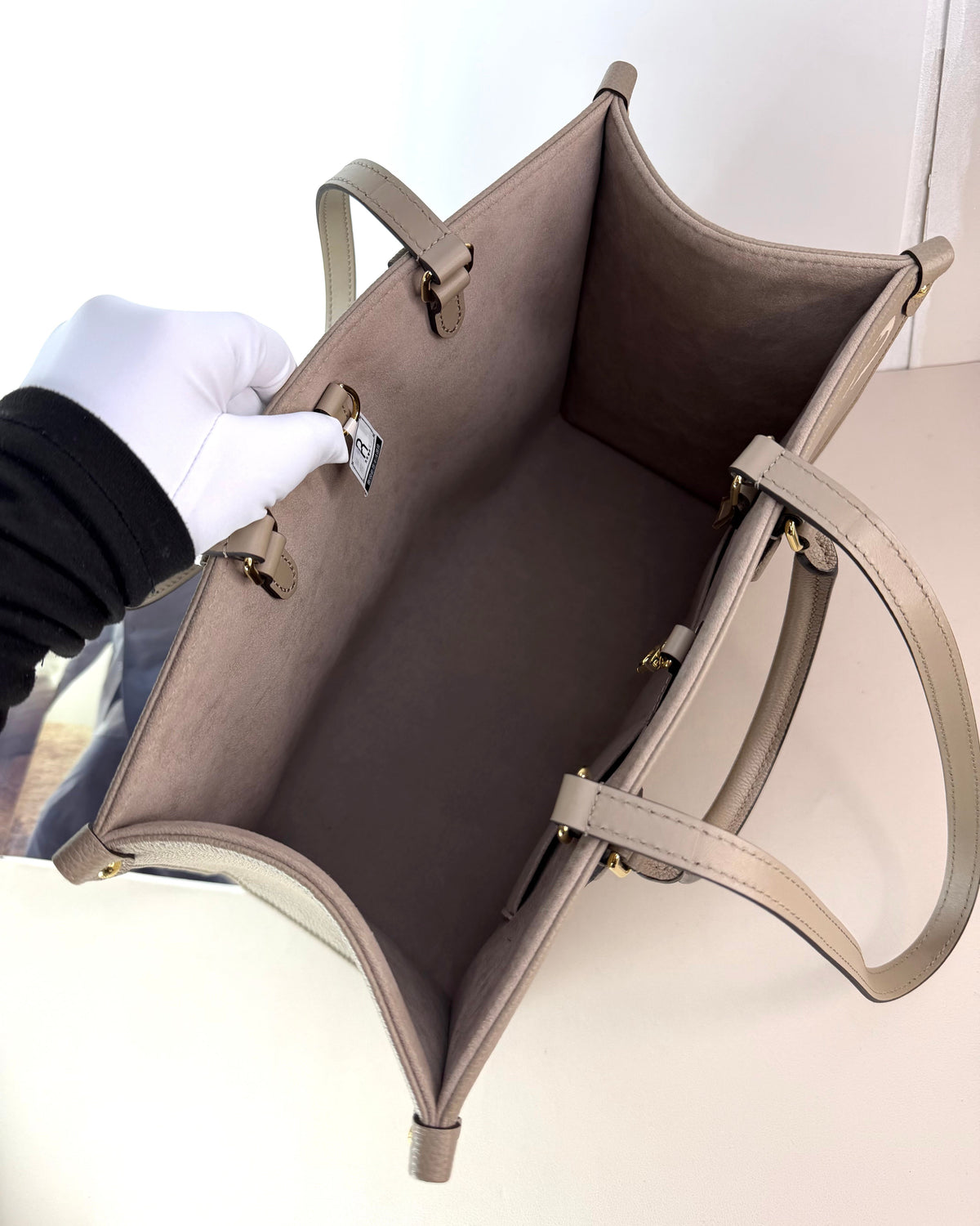 Louis Vuitton OnTheGo MM Bag - Tourterelle, Crème - View 7