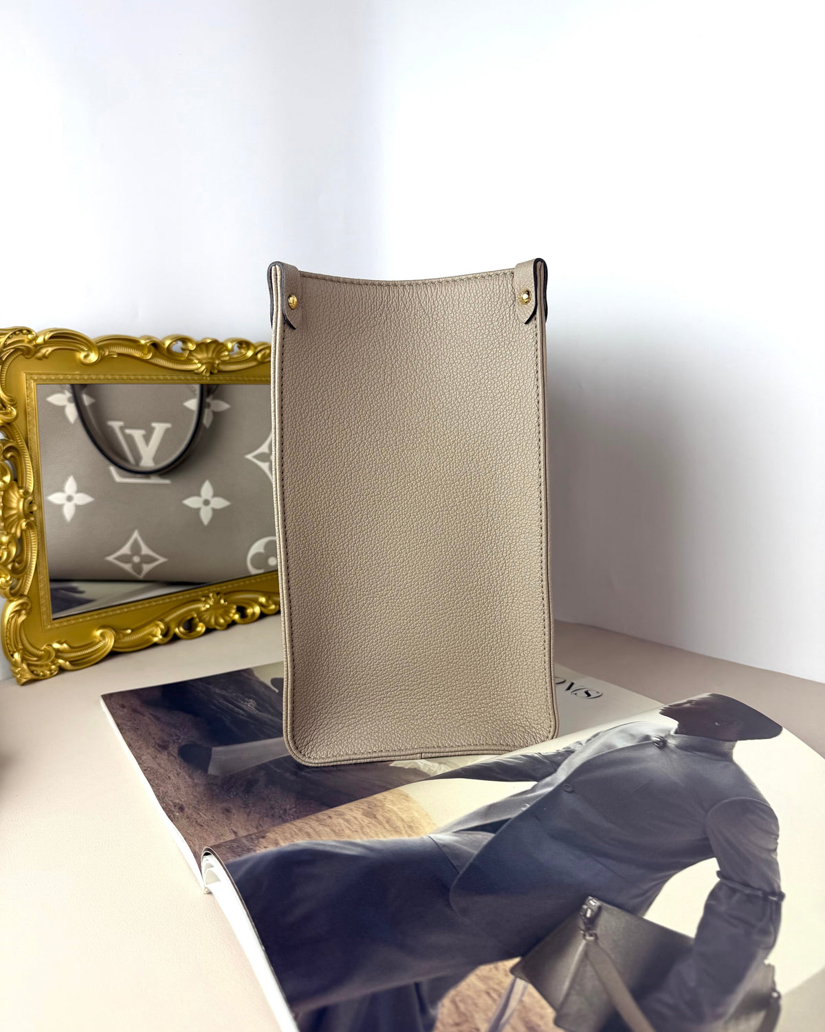Louis Vuitton OnTheGo MM Bag - Tourterelle, Crème - View 4