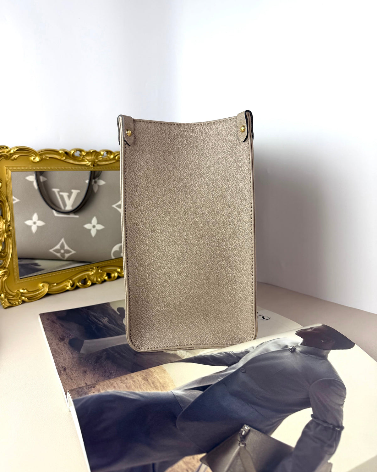Louis Vuitton OnTheGo MM Bag - Tourterelle, Crème - View 3