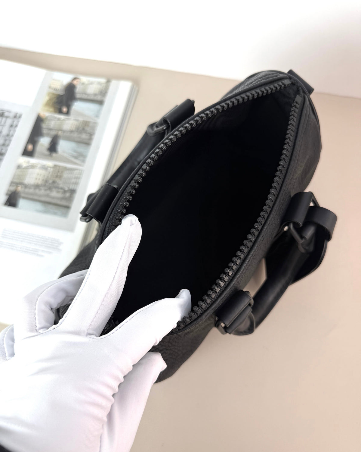 Louis Vuitton Keepall Bandoulière 25 Bag - Black - View 7