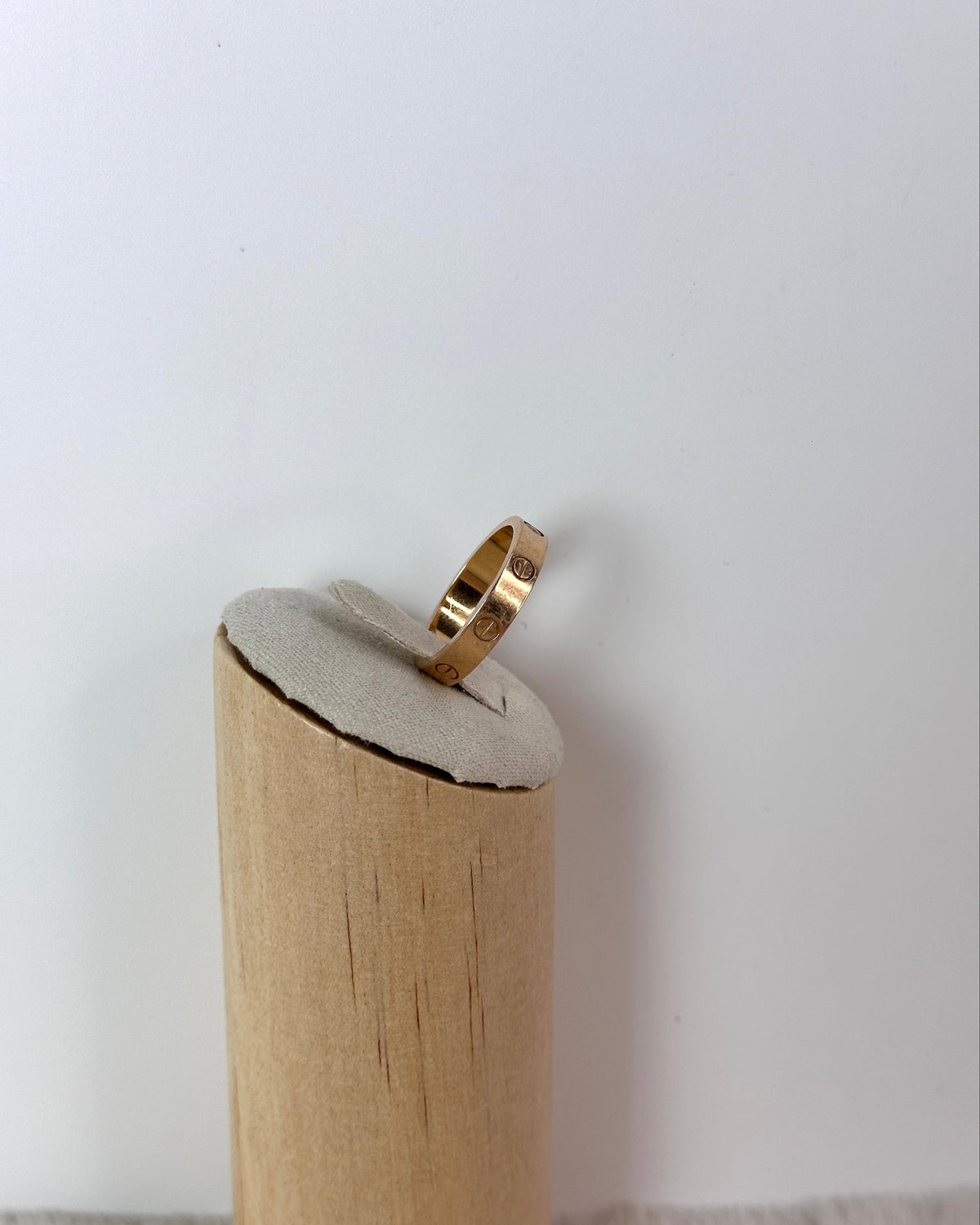 Cartier LOVE Ring, small model, 1 diamond - Yellow Gold - View 3