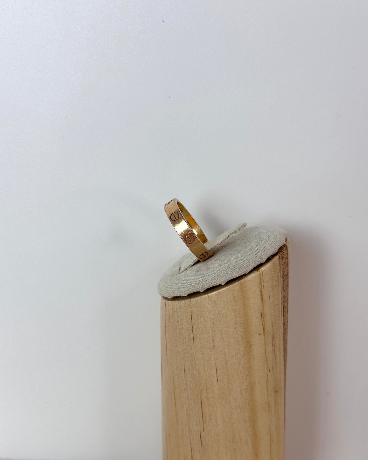 Cartier LOVE Ring, small model, 1 diamond - Yellow Gold - View 2