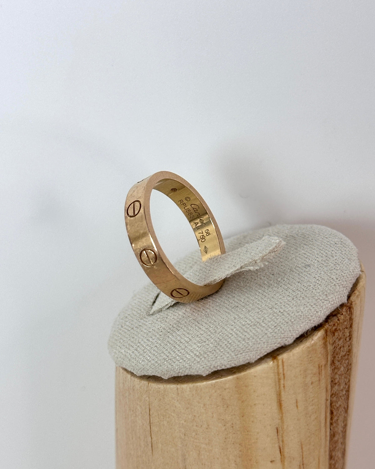 Cartier LOVE Ring, small model, 1 diamond - Yellow Gold - View 4