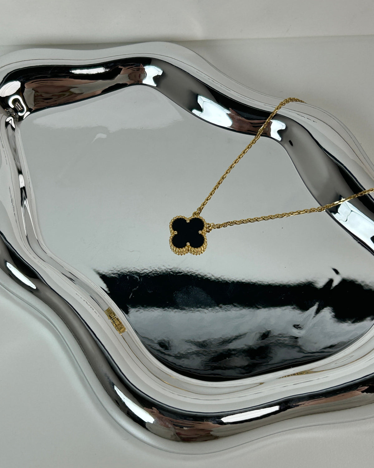 Van Cleef & Arpels Vintage Alhambra pendant - Yellow Gold And Black - View 2
