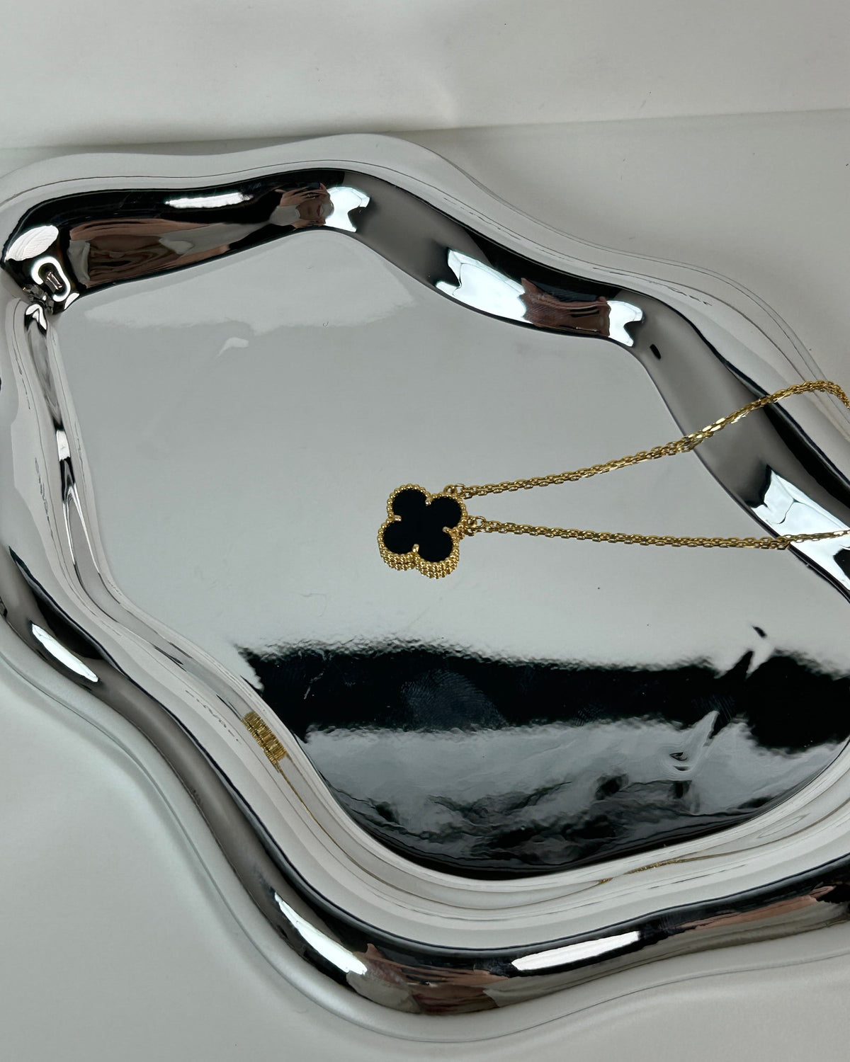Van Cleef & Arpels Vintage Alhambra pendant - Yellow Gold And Black - View 1