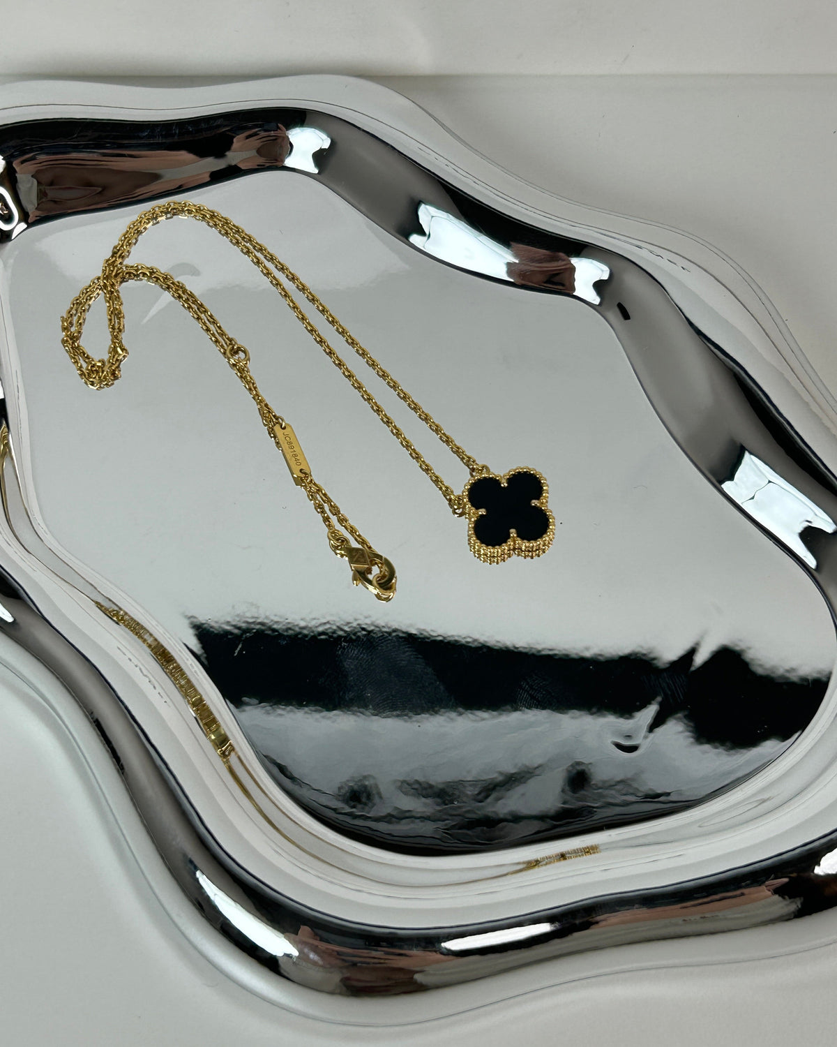 Van Cleef & Arpels Vintage Alhambra pendant - Yellow Gold And Black - View 4