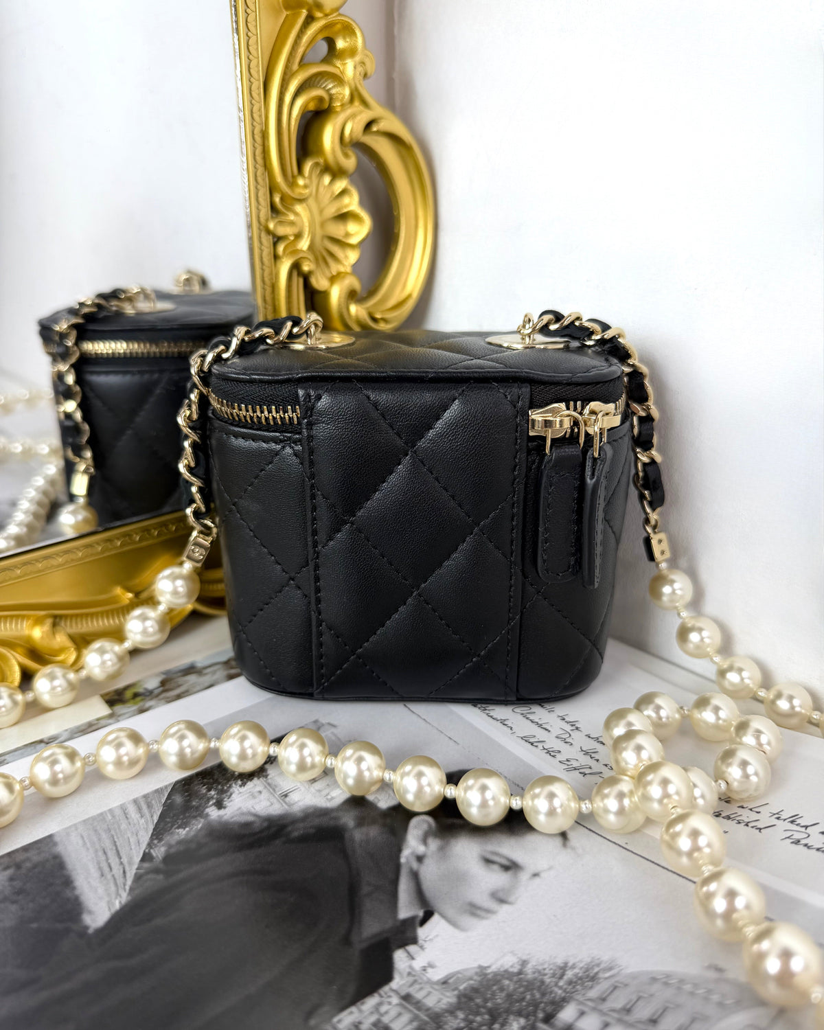 Chanel Pre-Owned Vanity Case with Pearl Chain - Black - View 2