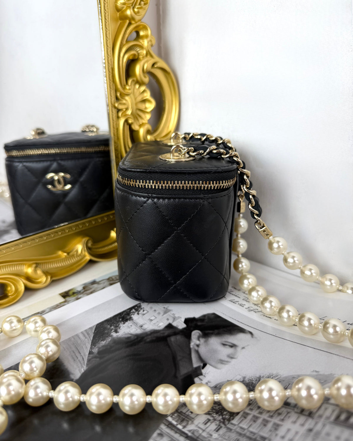 Chanel Pre-Owned Vanity Case with Pearl Chain - Black - View 3