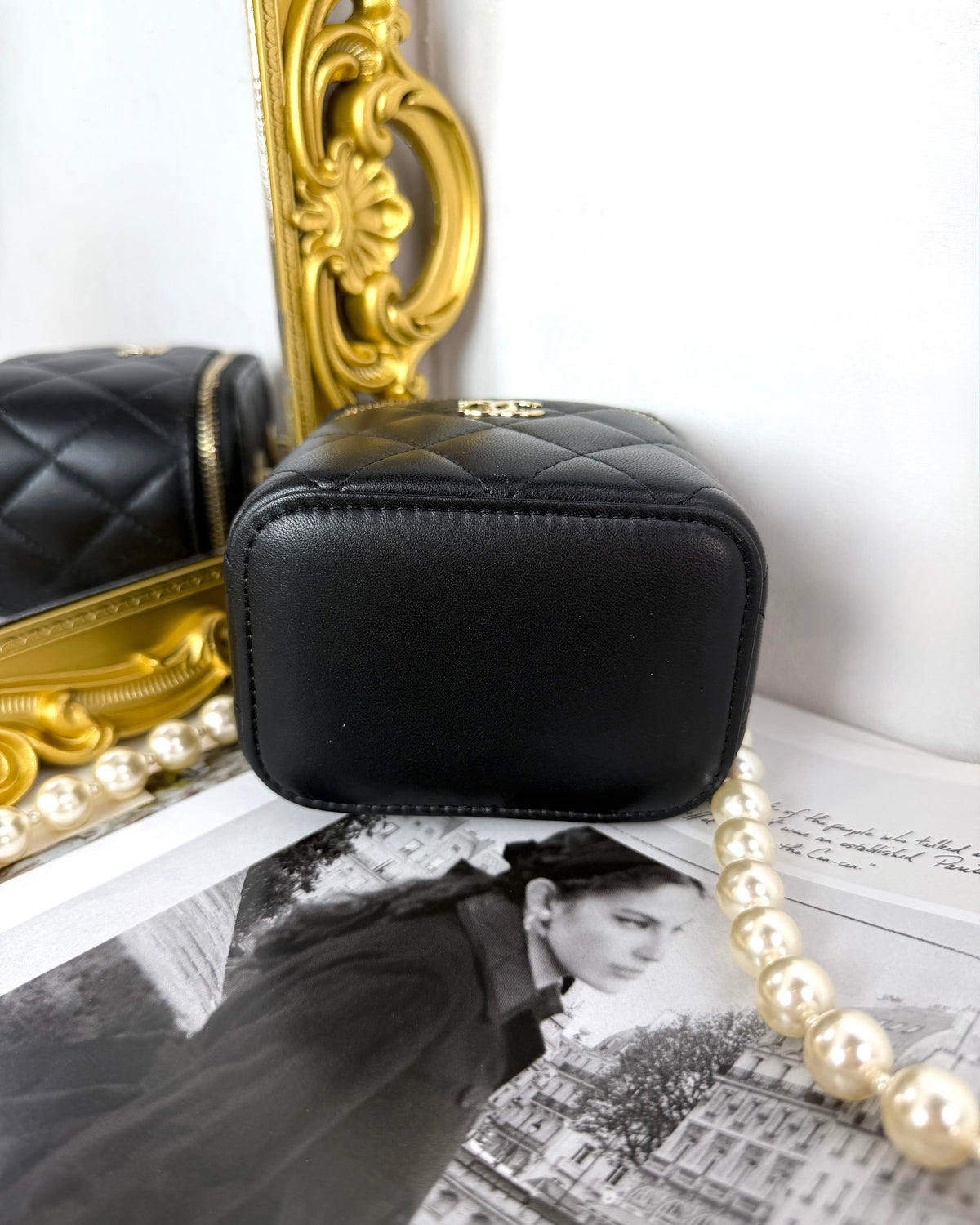 Chanel Pre-Owned Vanity Case with Pearl Chain - Black - View 5