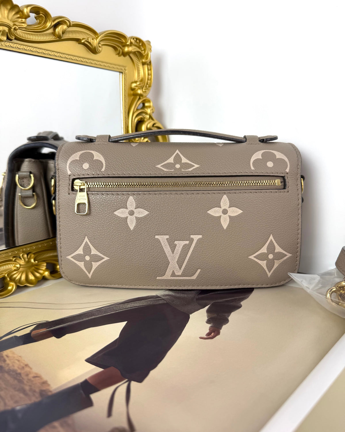 Louis Vuitton Pochette Métis East West - Tourterelle - View 2