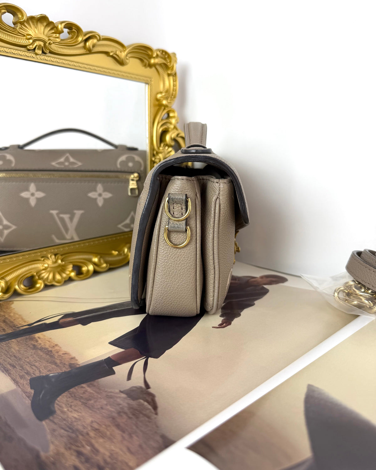 Louis Vuitton Pochette Métis East West - Tourterelle - View 4