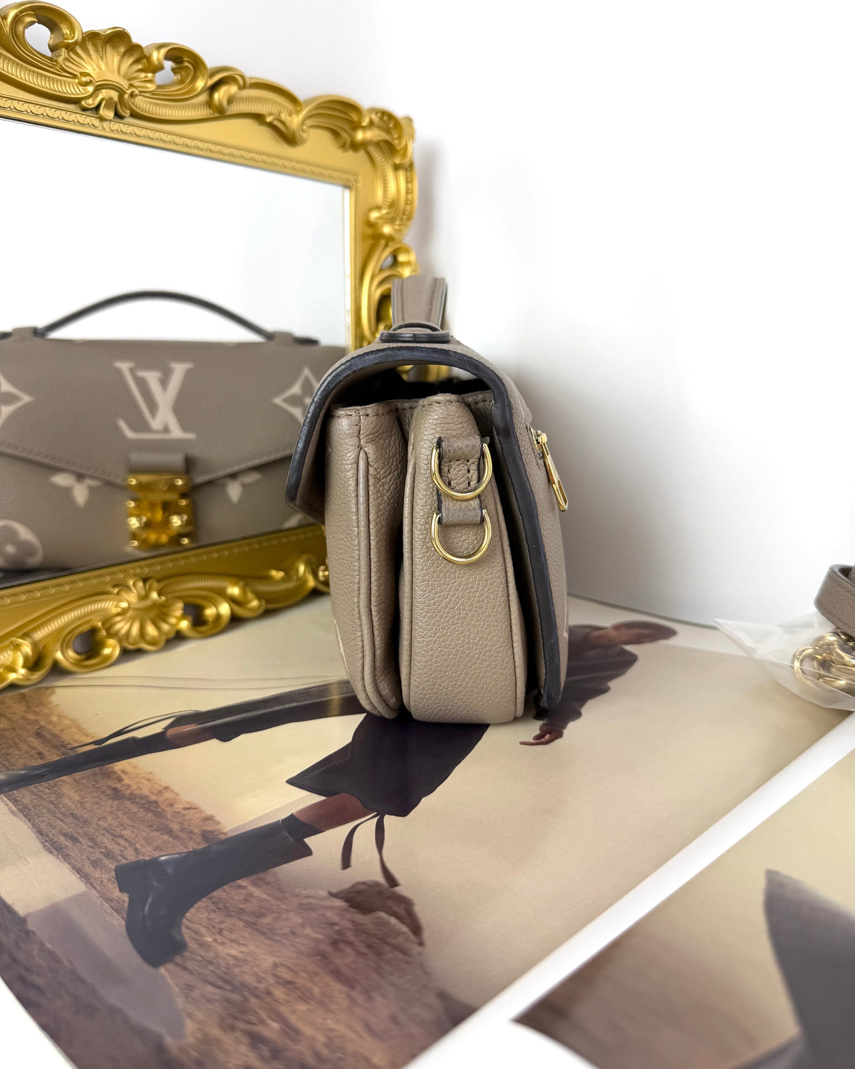 Louis Vuitton Pochette Métis East West - Tourterelle - View 3