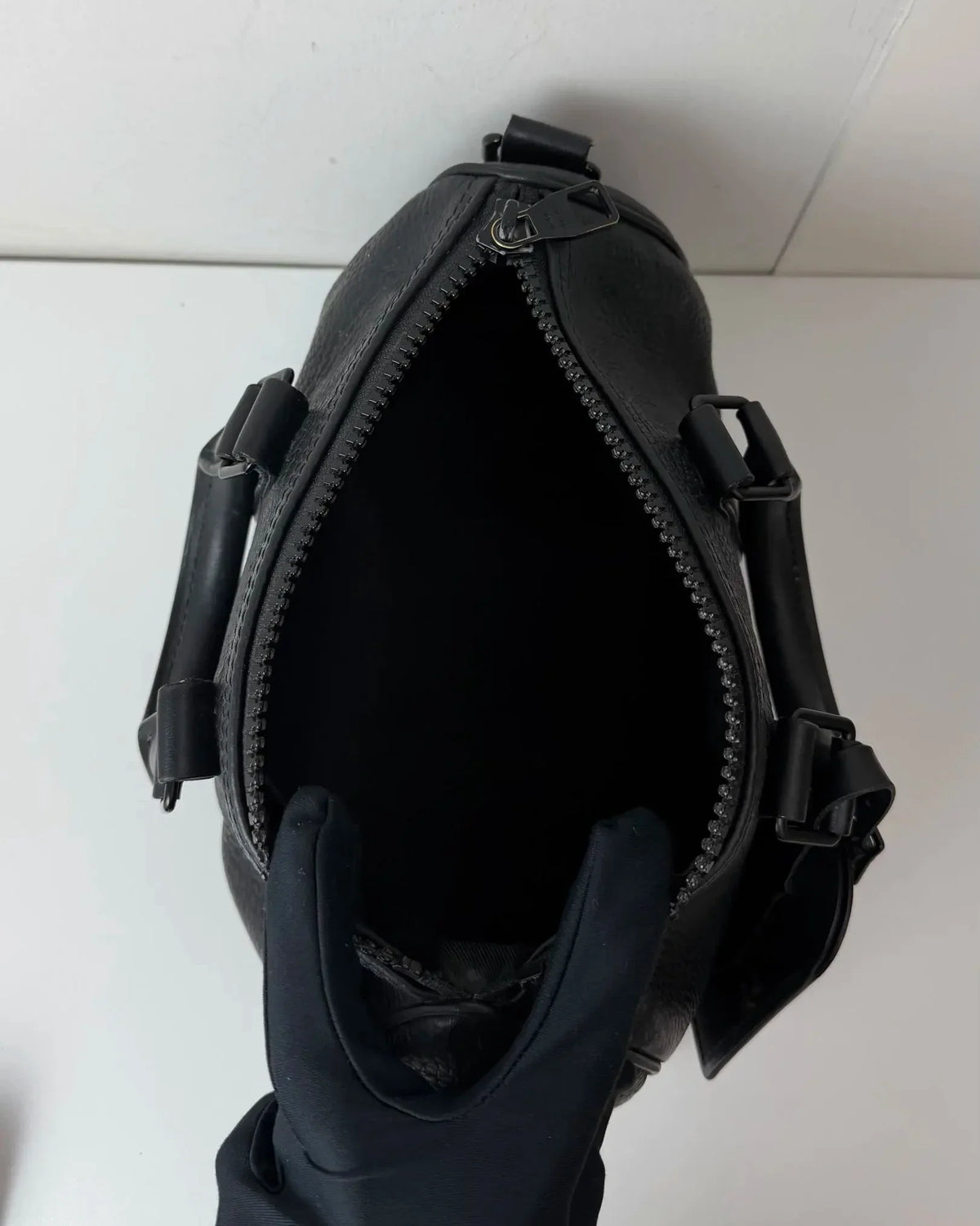Louis Vuitton Keepall Bandoulière 25 Bag - Black - View 7